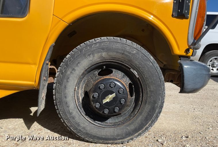 image for item JD9348 2000 Chevrolet Express 3500  school bus