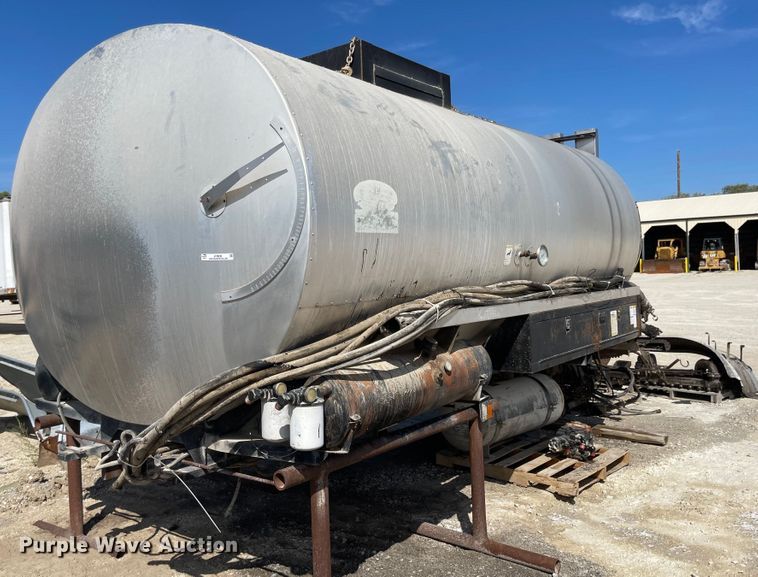 image for item JF9030 Etnyre Black-Topper  oil distributor bed