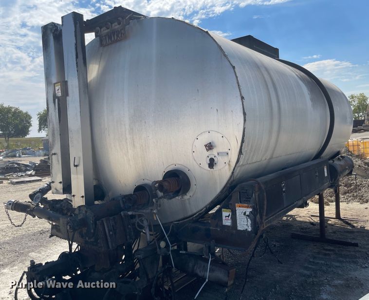 image for item JF9030 Etnyre Black-Topper  oil distributor bed