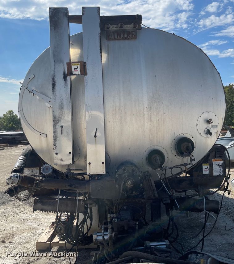 image for item JF9030 Etnyre Black-Topper  oil distributor bed