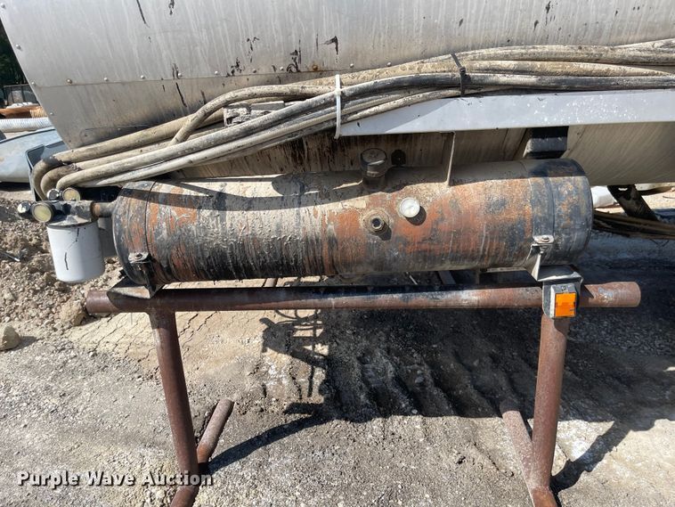 image for item JF9030 Etnyre Black-Topper  oil distributor bed