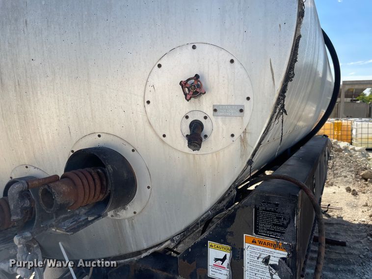 image for item JF9030 Etnyre Black-Topper  oil distributor bed