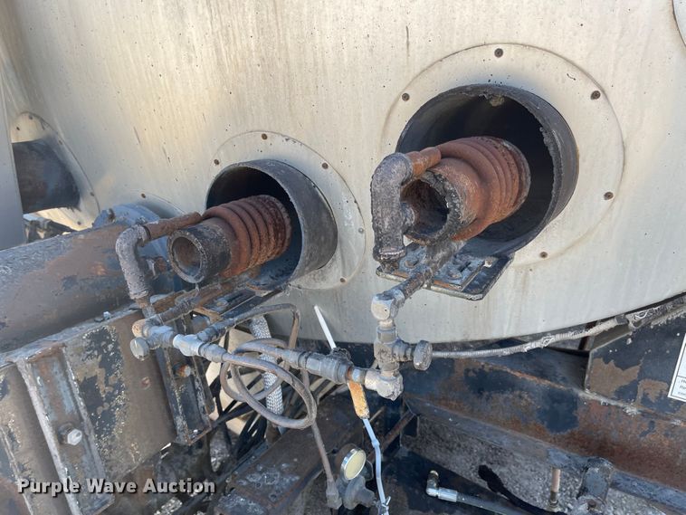 image for item JF9030 Etnyre Black-Topper  oil distributor bed