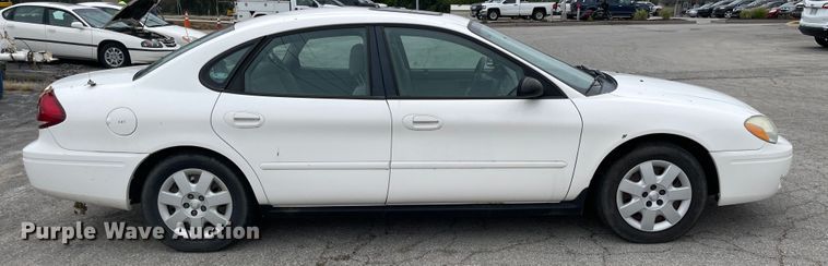 image for item JF9058 2004 Ford Taurus