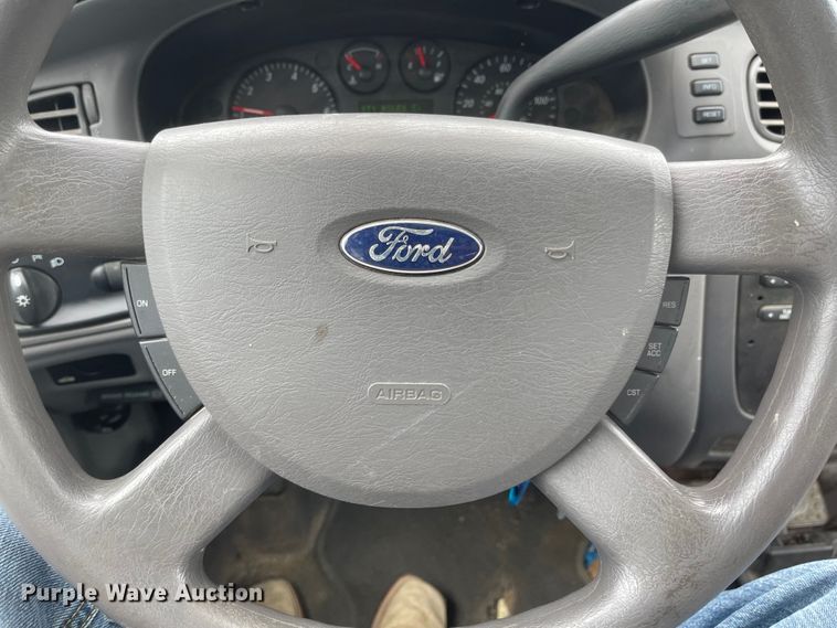 image for item JF9058 2004 Ford Taurus