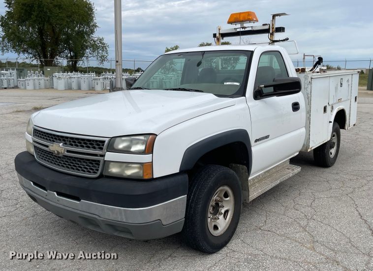 image for item JF9066 2005 Chevrolet Silverado 2500HD  utility bed pickup truck
