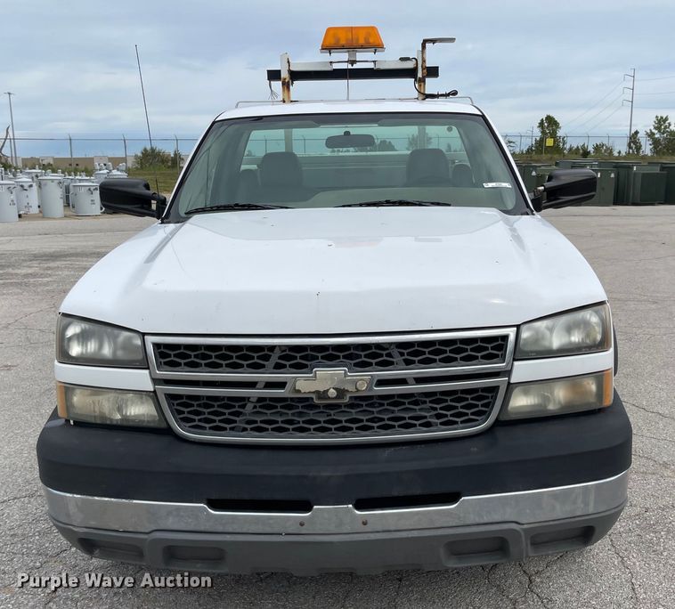 image for item JF9066 2005 Chevrolet Silverado 2500HD  utility bed pickup truck