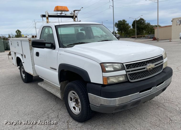 image for item JF9066 2005 Chevrolet Silverado 2500HD  utility bed pickup truck