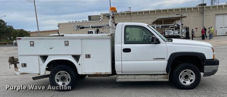 image for item JF9066 2005 Chevrolet Silverado 2500HD  utility bed pickup truck
