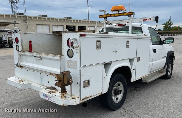 image for item JF9066 2005 Chevrolet Silverado 2500HD  utility bed pickup truck