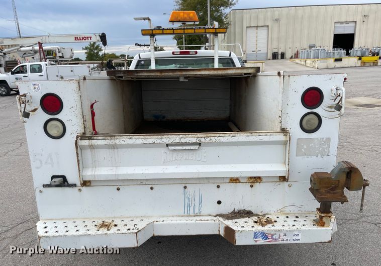 image for item JF9066 2005 Chevrolet Silverado 2500HD  utility bed pickup truck