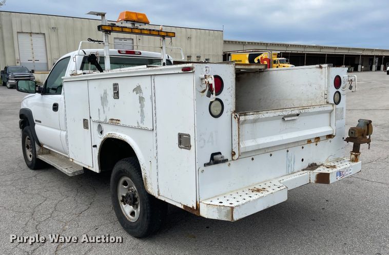 image for item JF9066 2005 Chevrolet Silverado 2500HD  utility bed pickup truck