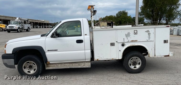 image for item JF9066 2005 Chevrolet Silverado 2500HD  utility bed pickup truck