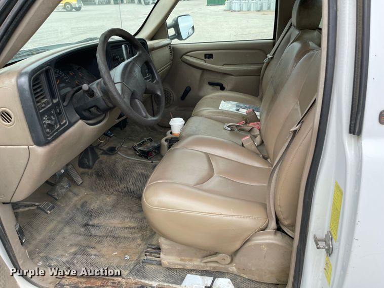 image for item JF9066 2005 Chevrolet Silverado 2500HD  utility bed pickup truck