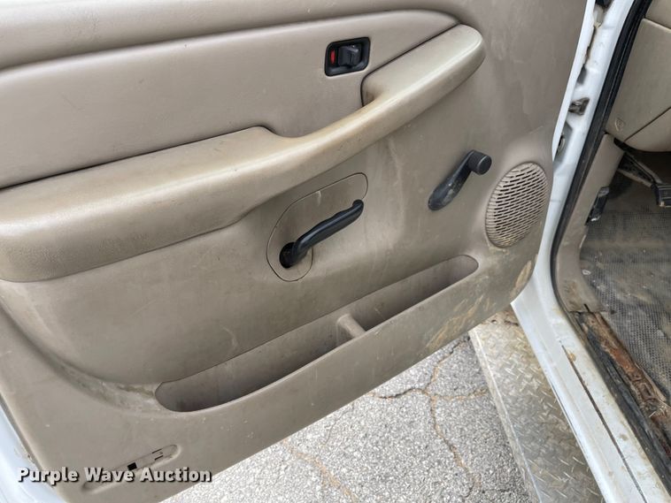 image for item JF9066 2005 Chevrolet Silverado 2500HD  utility bed pickup truck