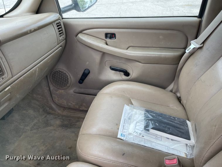 image for item JF9066 2005 Chevrolet Silverado 2500HD  utility bed pickup truck