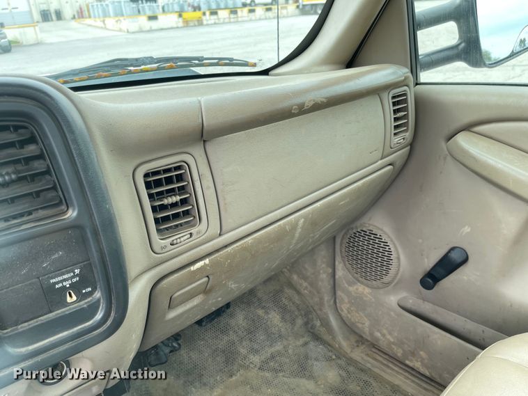 image for item JF9066 2005 Chevrolet Silverado 2500HD  utility bed pickup truck