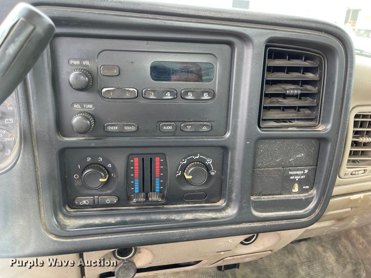 image for item JF9066 2005 Chevrolet Silverado 2500HD  utility bed pickup truck