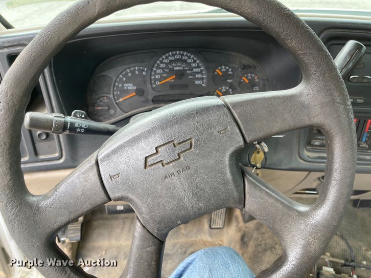 image for item JF9066 2005 Chevrolet Silverado 2500HD  utility bed pickup truck