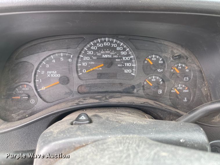 image for item JF9066 2005 Chevrolet Silverado 2500HD  utility bed pickup truck