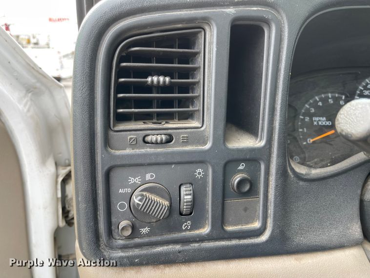 image for item JF9066 2005 Chevrolet Silverado 2500HD  utility bed pickup truck