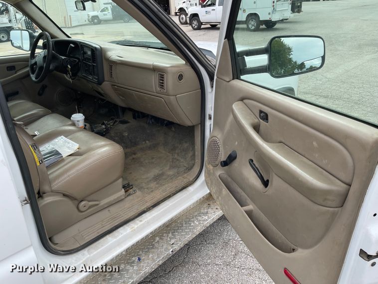 image for item JF9066 2005 Chevrolet Silverado 2500HD  utility bed pickup truck