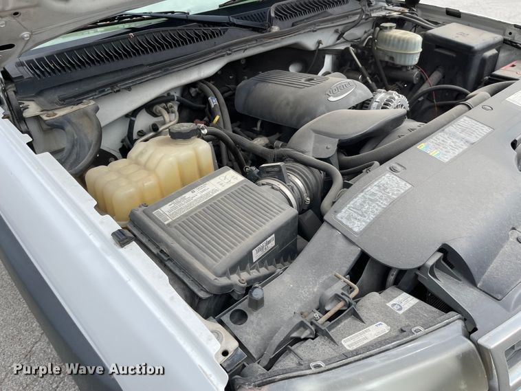 image for item JF9066 2005 Chevrolet Silverado 2500HD  utility bed pickup truck