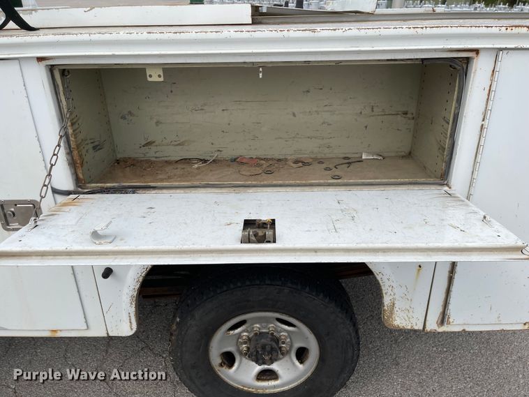 image for item JF9066 2005 Chevrolet Silverado 2500HD  utility bed pickup truck