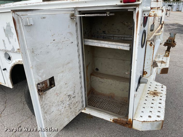 image for item JF9066 2005 Chevrolet Silverado 2500HD  utility bed pickup truck