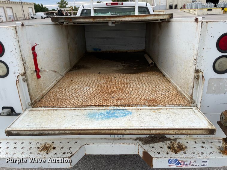 image for item JF9066 2005 Chevrolet Silverado 2500HD  utility bed pickup truck