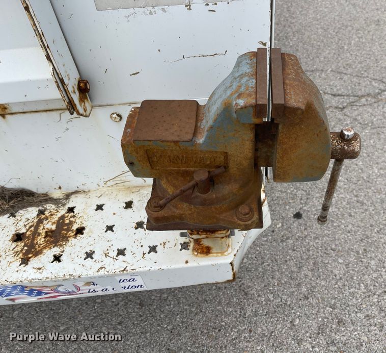 image for item JF9066 2005 Chevrolet Silverado 2500HD  utility bed pickup truck