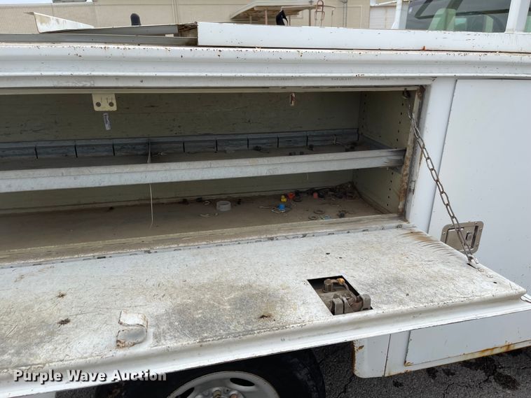 image for item JF9066 2005 Chevrolet Silverado 2500HD  utility bed pickup truck