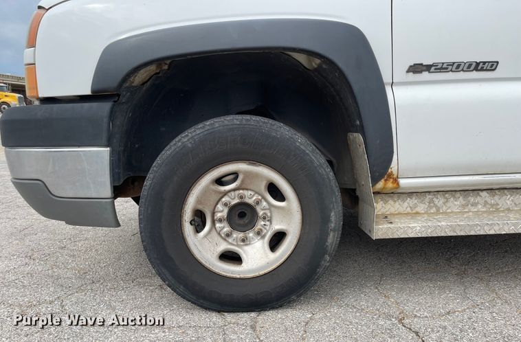 image for item JF9066 2005 Chevrolet Silverado 2500HD  utility bed pickup truck