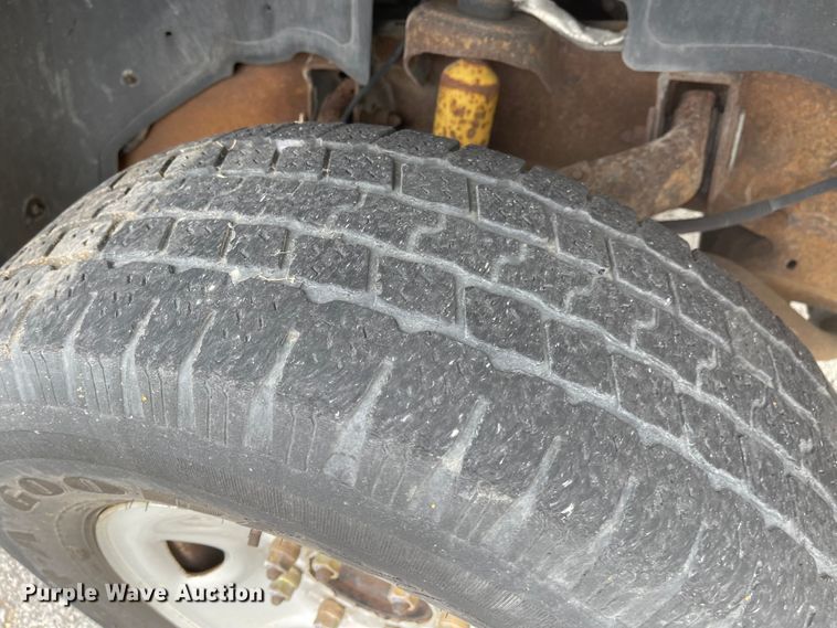 image for item JF9066 2005 Chevrolet Silverado 2500HD  utility bed pickup truck