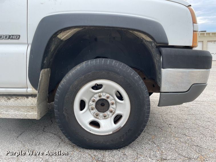 image for item JF9066 2005 Chevrolet Silverado 2500HD  utility bed pickup truck