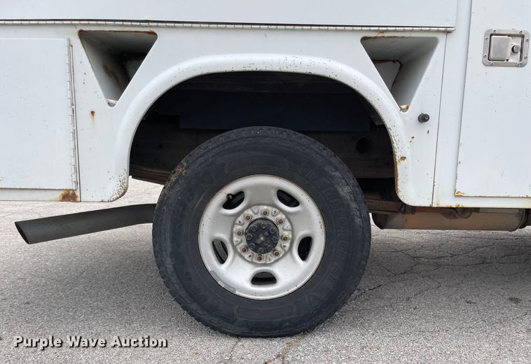 image for item JF9066 2005 Chevrolet Silverado 2500HD  utility bed pickup truck