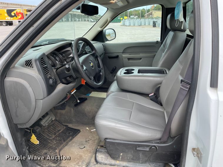 image for item JF9067 2013 Chevrolet Silverado 2500HD  utility bed pickup truck