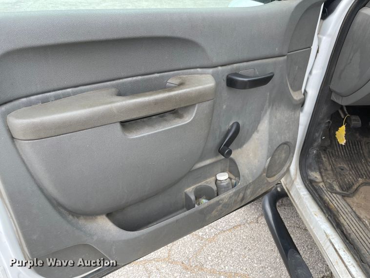 image for item JF9067 2013 Chevrolet Silverado 2500HD  utility bed pickup truck