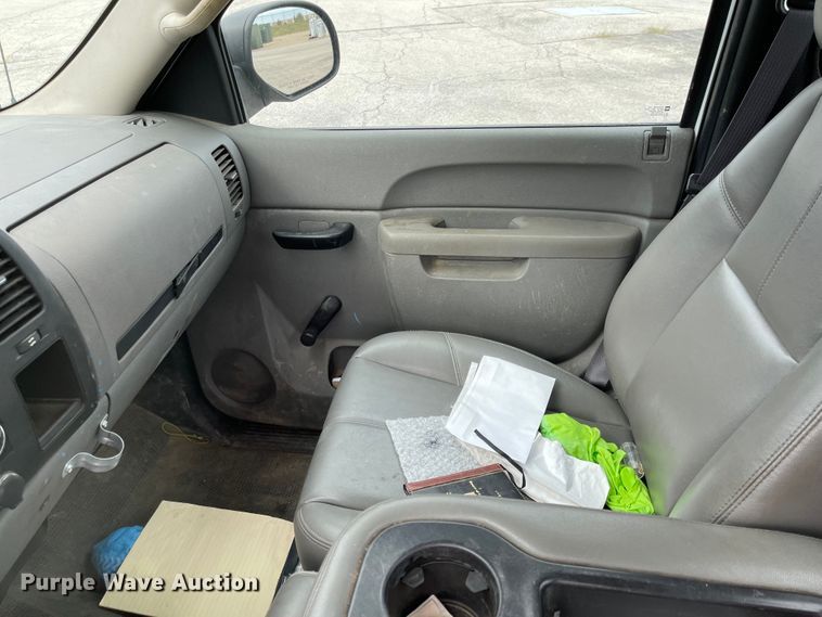 image for item JF9067 2013 Chevrolet Silverado 2500HD  utility bed pickup truck