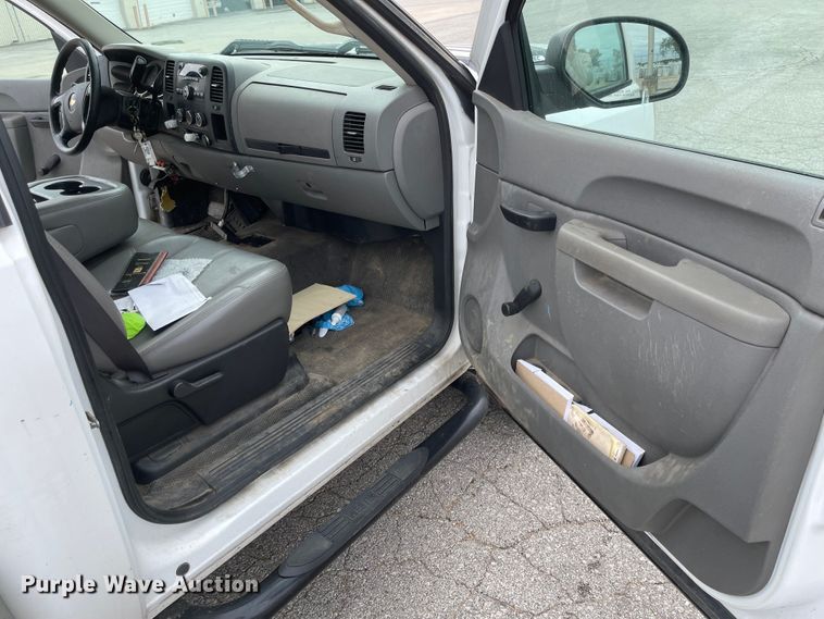 image for item JF9067 2013 Chevrolet Silverado 2500HD  utility bed pickup truck