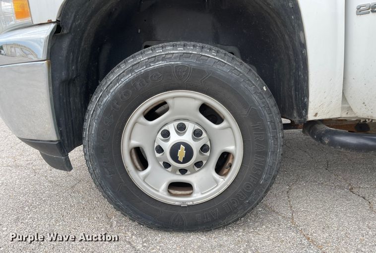 image for item JF9067 2013 Chevrolet Silverado 2500HD  utility bed pickup truck