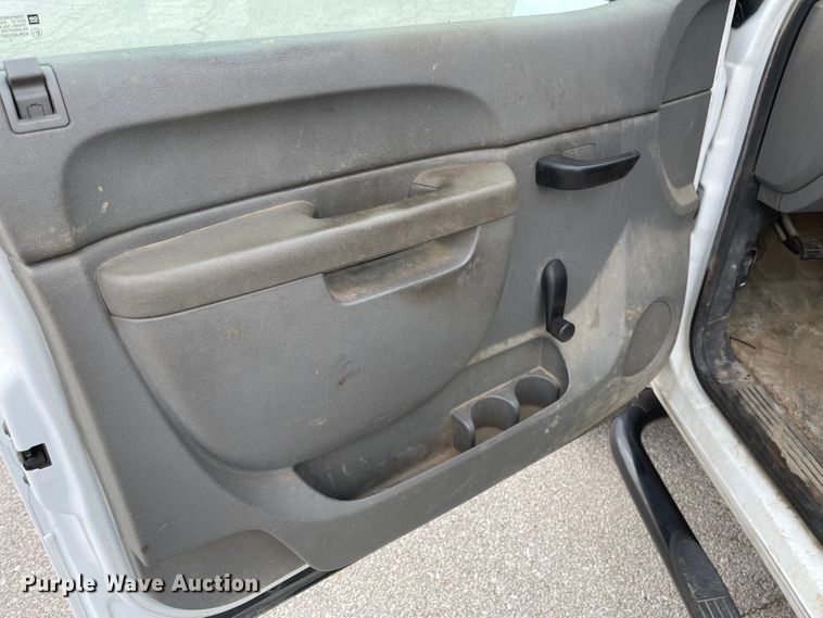 image for item JF9068 2013 Chevrolet Silverado 2500HD  utility bed pickup truck