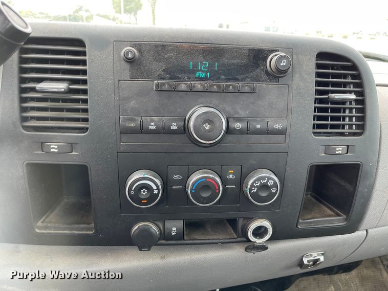 image for item JF9068 2013 Chevrolet Silverado 2500HD  utility bed pickup truck