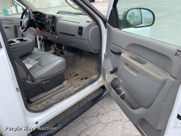 image for item JF9068 2013 Chevrolet Silverado 2500HD  utility bed pickup truck