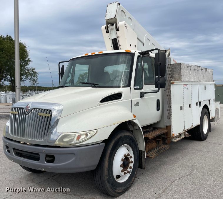 image for item JF9074 2004 International 4400  bucket truck