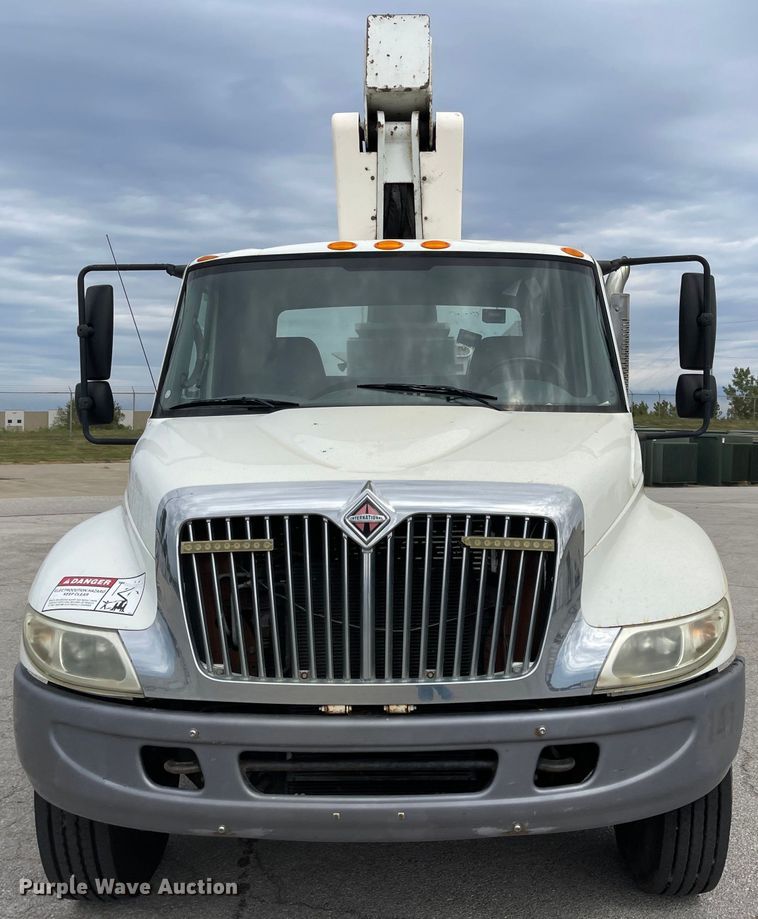 image for item JF9074 2004 International 4400  bucket truck