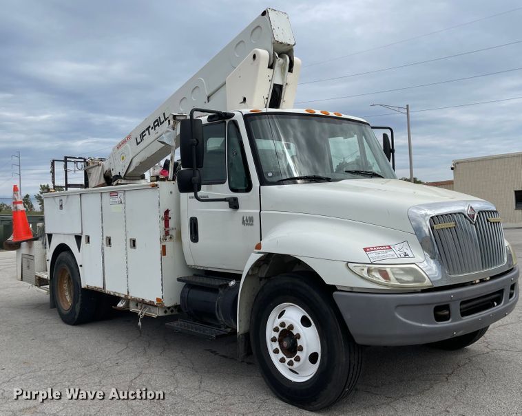 image for item JF9074 2004 International 4400  bucket truck