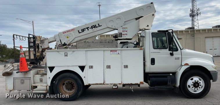 image for item JF9074 2004 International 4400  bucket truck