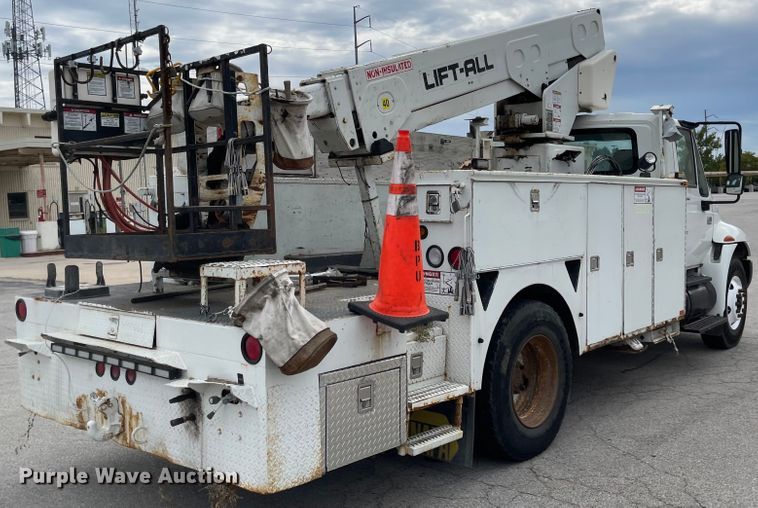 image for item JF9074 2004 International 4400  bucket truck