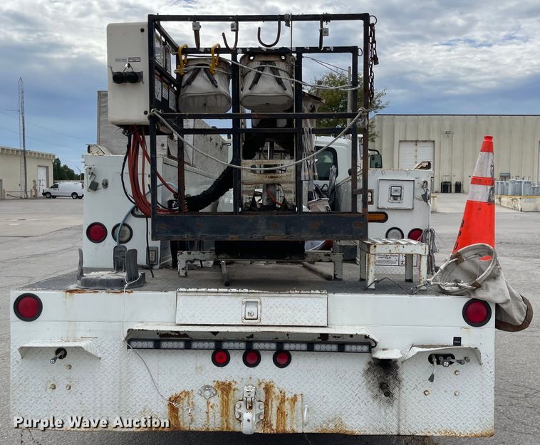 image for item JF9074 2004 International 4400  bucket truck